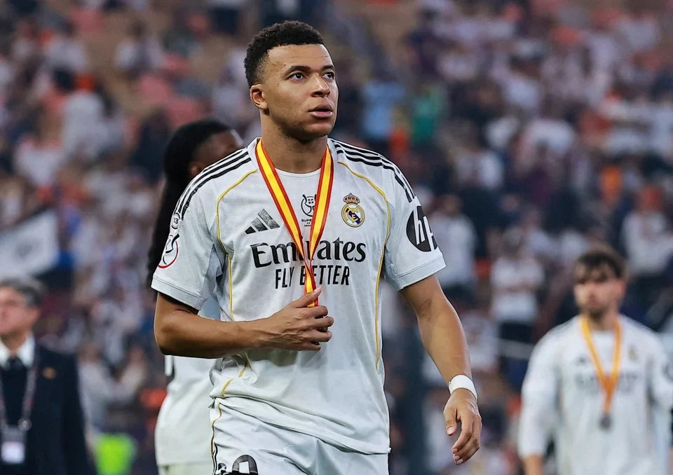 Mbappé, korytarz, który nigdy nie powstał: afera, która rozpaliła Klasyk w Superpucharze 2026 Box2Box - Sklep z koszulkami piłkarskimi z całego świata