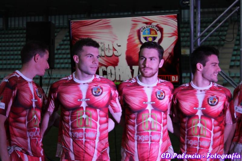 💪 Anatomiczna koszulka CD Palencia: kiedy piłka nożna naprawdę pokazała swoje mięśnie Box2Box - Sklep z koszulkami piłkarskimi z całego świata