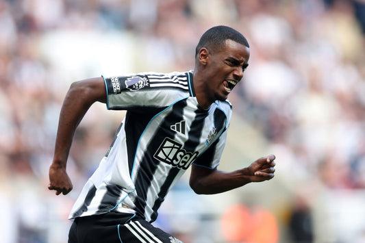 Isak zostaje w Newcastle: Liverpool sfrustrowany Box2Box - Sklep z koszulkami piłkarskimi z całego świata