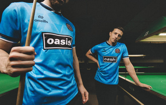 Bohemians wypuszcza koszulkę Oasis z niespodziewanym cameo! Box2Box - Sklep z koszulkami piłkarskimi z całego świata