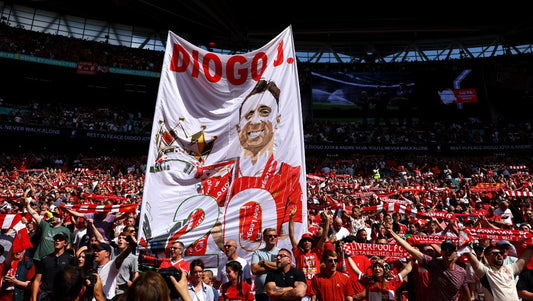Bohaterowie i gwizdy! Hołd dla Joty przerwany przez fanów i emocje związane z Community Shield Box2Box - Sklep z koszulkami piłkarskimi z całego świata