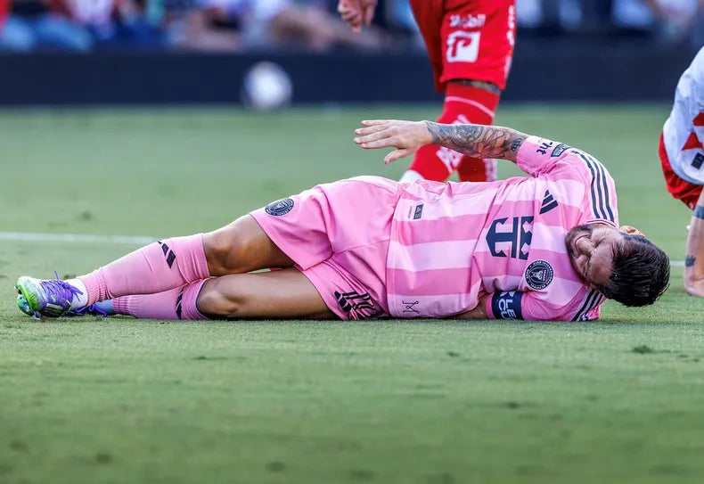 Messi schodzi z boiska z kontuzją: niepokój w Inter Miami po urazie w Leagues Cup Box2Box - Sklep z koszulkami piłkarskimi z całego świata