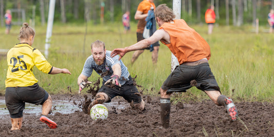 Błoto, śmiech i gole: mistrzostwa świata w swamp football 2025 Box2Box - Sklep z koszulkami piłkarskimi z całego świata