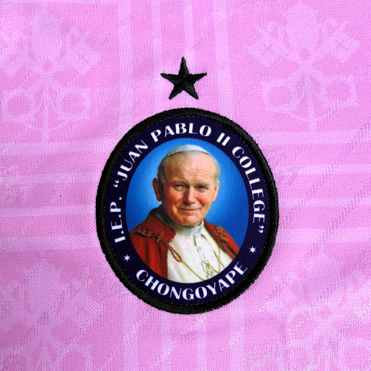 Koszulka piłkarska Juan Pablo II College wyjazdowa logo